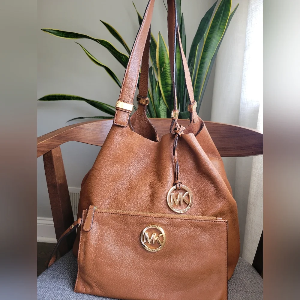 🌿 Michael Kors Cognac Reversible Pebble Leather/suade bag with pouch - Picture 2 of 15